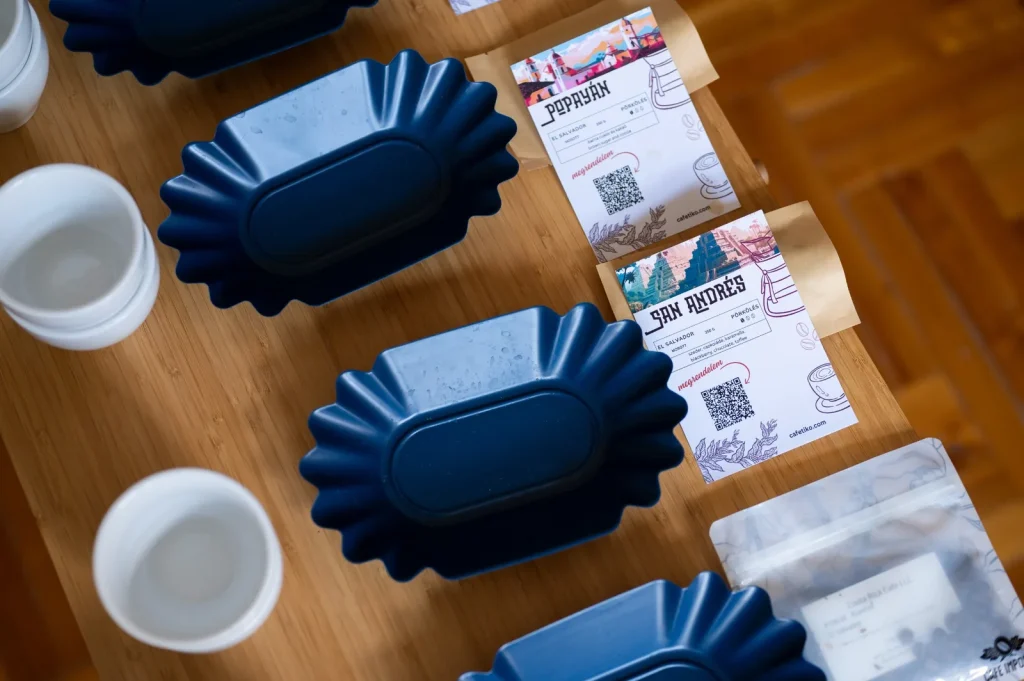 Kék kóstolótálcák és Café Tiko mintakártyák: Popayán és San Andrés
